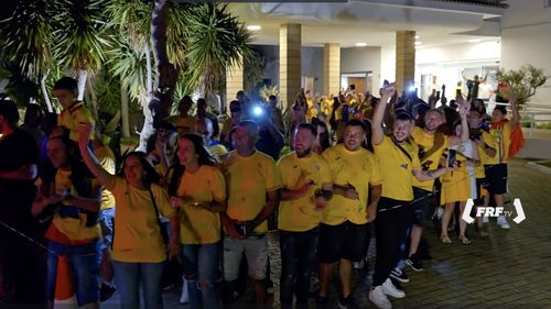 Peste 100 de suporteri i-au aşteptat pe tricolori la hotel, după antrenamentul oficial din Cipru