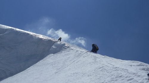 Alpinistul Horia Colibășanu, surprins de o avalanșă pe Dhaulagiri la 6.800 metri altitudine. El a scăpat, împreună cu cei doi colegi de expediție