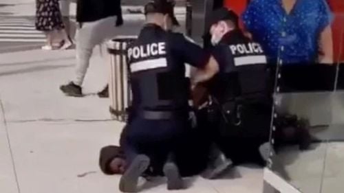 Șoc și indignare în Canada după ce un polițist din Montreal fost filmat cu genunchiul pe gâtul unui adolescent negru: "George Floyd deja vu"