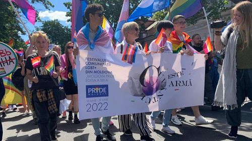 VIDEO Sute de participanți la Marșul Pride al comunității LGBT din Chișinău. Evenimentul, păzit de sute de forțe de ordine