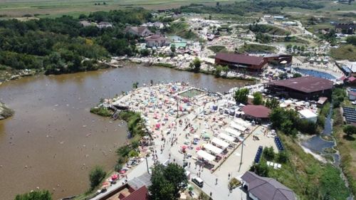 10.000 de turiști au făcut baie în lacurile de la Ocna Sibiului, în minivacanța de Sfânta Maria / Prețurile scad la începutul lunii septembrie
