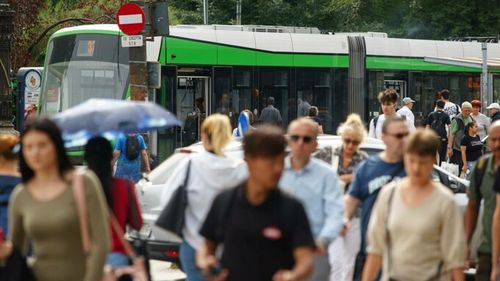 Românii din străinătate trimit tot mai puțini bani în țară. Cei care muncesc peste hotare asigură 2% din PIB-ul României