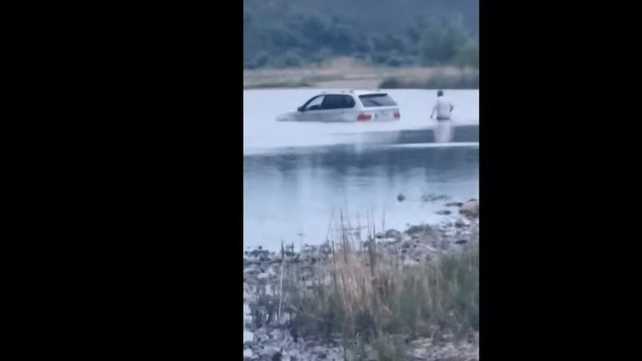 VIDEO Un șofer cu BMW a vrut să traverseze râul Bistrița, dar a rămas blocat în apă
