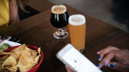 FOTO „Ce am mâncat nou în vacanță”. Gâturi de găină, primite de un cititor G4Food care a cerut un snack pentru bere într-un pub din Chișinău: „Nu arătau deloc apetisant”