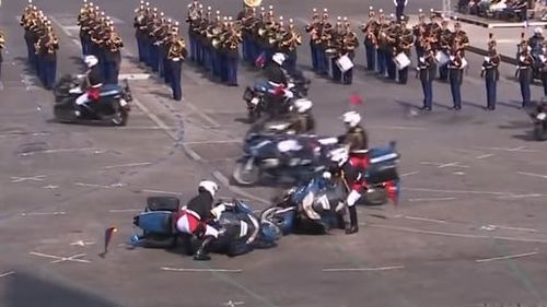 VIDEO Moment amuzant la parada de 14 iulie la Paris: doi jandarmi pe motociclete s-au ciocnit ușor