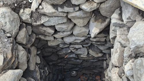 Descoperiri arheologice în curtea comandamentului castrului din Călugăreni (Mureș) / Vas de bronz, ceramică inscripţionată şi o "cisternă" romană / ”Vremsă înţelegem mai bine aprovizionarea cu apă a acestei armate”
