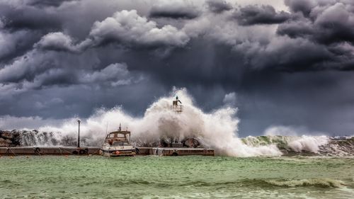 Institutul de Cercetare-Dezvoltare pentru Fizica Pământului: În ultimul secol, tsunami-urile au provocat moartea a peste 260.000 de persoane în 58 de evenimente globale / România este expusă acestui risc din cauza activităţii seismice din Marea Neagră