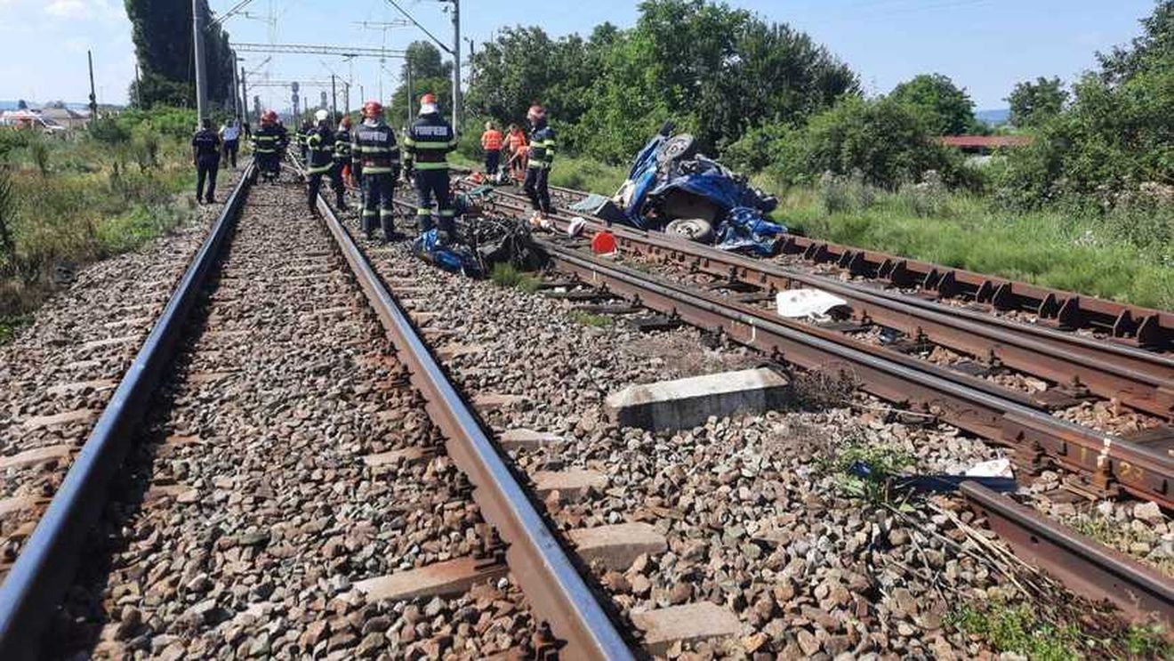O familie cu doi adulți și doi copii a murit după ce mașina în care se aflau a fost lovită de trenul Suceava-București/ Traficul feroviar oprit