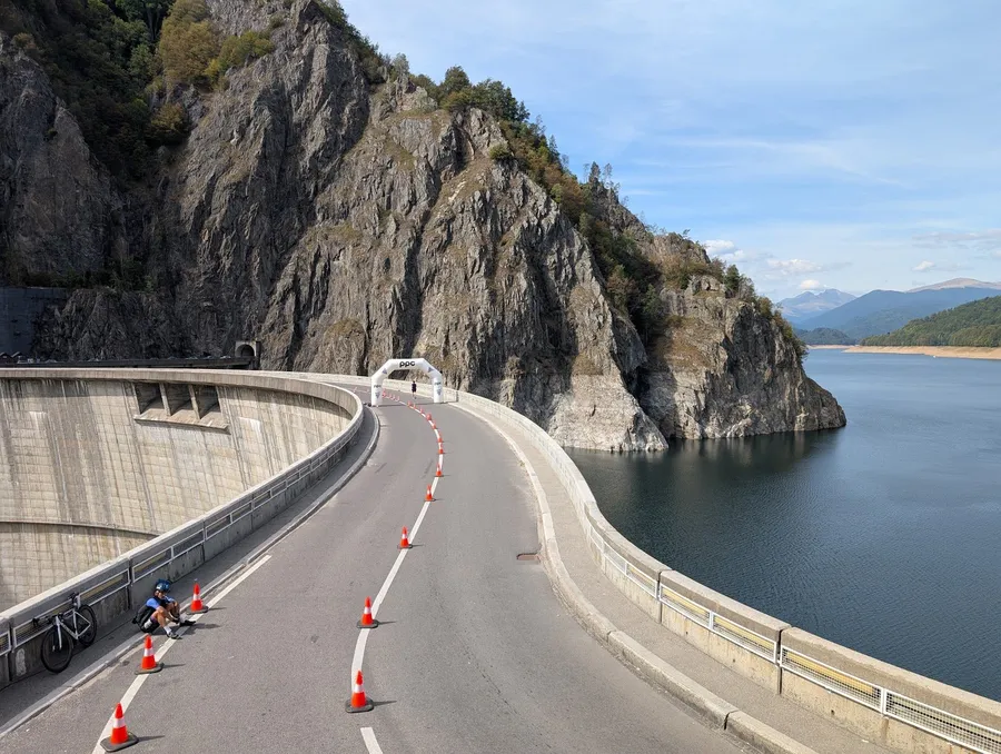 Barajul de la Vidraru la cea de-a zecea ediția a Transfierului, triatlon de pe Transfăgărășan.