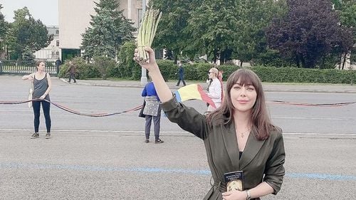 Oana Lovin, fost model de videochat, și Codruța Cerva, protestatarele de serviciu, s-au băgat în față pentru a ajunge la racla cu moaștele Sfintei Parascheva. Cele două au arătat legitimații de presă. Poliția face verificări