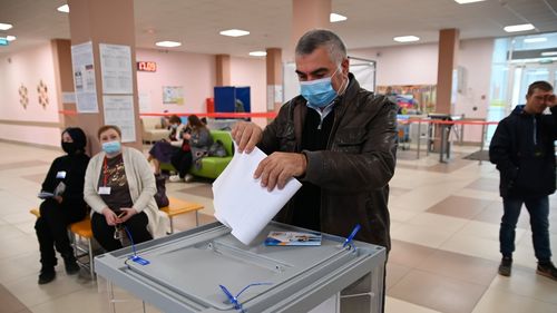 Jumătate din voturile pentru partidul pro-prezidențial Rusia Unită în alegerile pentru Duma de Stat “au fost măsluite” – observatori independenți