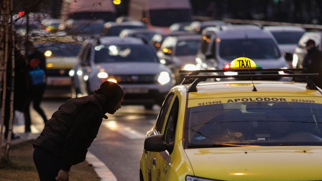 STUDIU: Șoferii din București pierd în trafic peste 12 zile pe an / Orele de vârf nu mai sunt concentrate doar dimineața și seara, ci și în mijlocul zilei, între 11:00 și 14:00