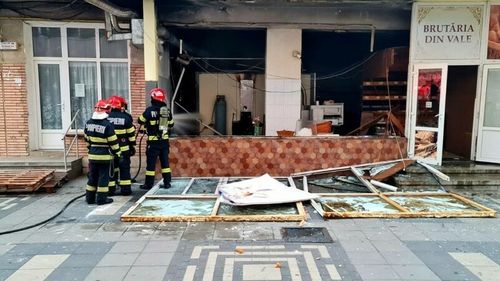 UPDATE Explozie la o brutărie din Pașcani. În interior se află două butelii de GPL. Locatarii unui bloc au fost evacuați de urgență. O persoană a fost rănită