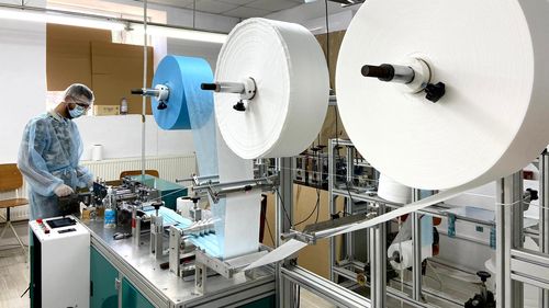 Linia de producţie a măştilor, adusă din China, în pandemie: ”Pierdere totală” / Fabrica din Dâmbovița poate produce până la 350 de mii de măști chirurgicale, zilnic