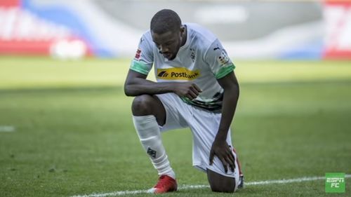 Trump spune că nu se va uita la meciuri de fotbal european sau american dacă jucătorii vor îngenunchea atunci când se va cânta imnul