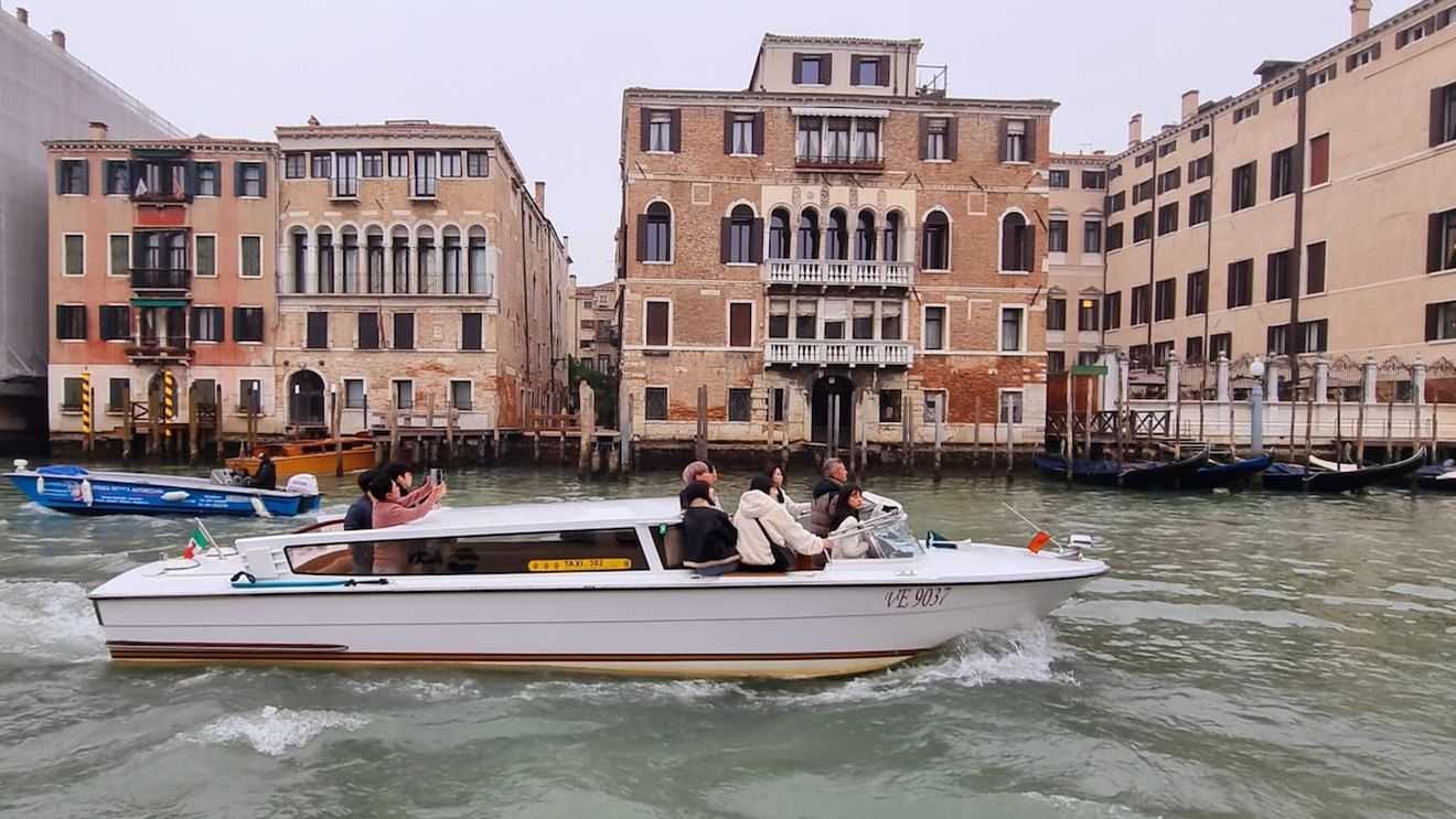 Doi turiști, un britanic și iubita lui româncă, au fost amendați cu sute de euro și dați afară din Veneția pentru că au înotat în Canal Grande