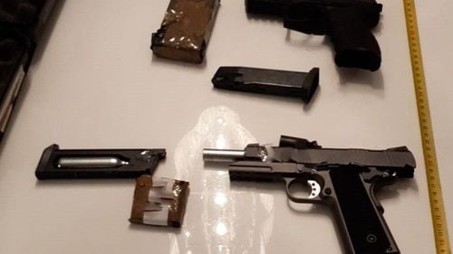 FOTO Peste 100 de percheziții în aproape toată țara, la suspecți de contrabandă cu arme/ Puștile și pistoalele, aduse din Ungaria în România prin curier, fără să fie declarate