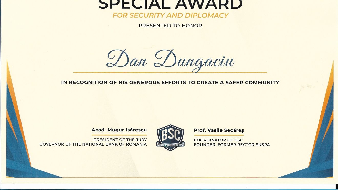 Dan Dungaciu, premiat pentru ”crearea unei comunități mai sigure” cu o diplomă pe care apar numele lui Mugur Isărescu și al fostului rector fondator SNSPA, Vasile Secăreș / Promovat numărul doi în partidul extremist AUR, Dungaciu ventilează narațiunile Rusiei 