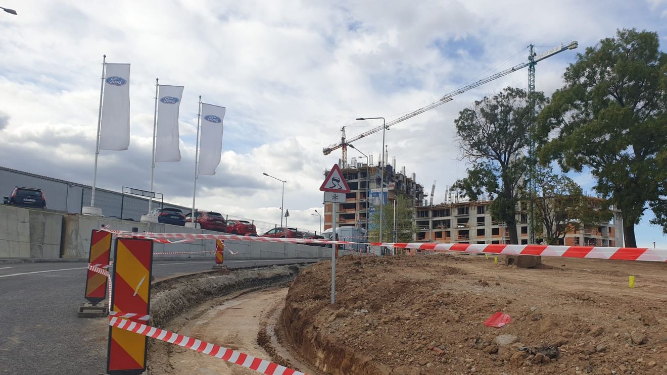 FOTO E demolat trotuarul de la Pasajul Ciurel pe care se urcau autobuzele STB ca să poată lua curba