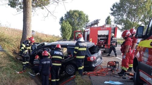 Trei persoane au murit după ce un autoturism a intrat într-un copac, pe DN2 Bacău-Roman/ Șapte persoane, printre care doi copii au murit în urmă cu trei zile, pe același drum