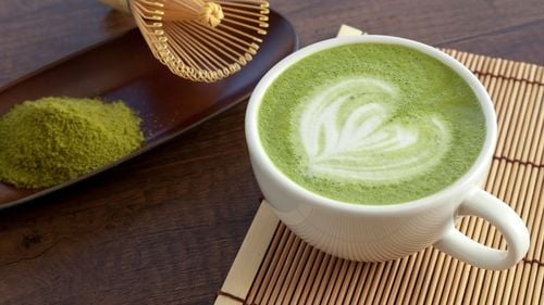 Ce este matcha, băutura controversată, dar populară pe TikTok / De ce unii o iubesc iar alții zic că are „gust de pământ”