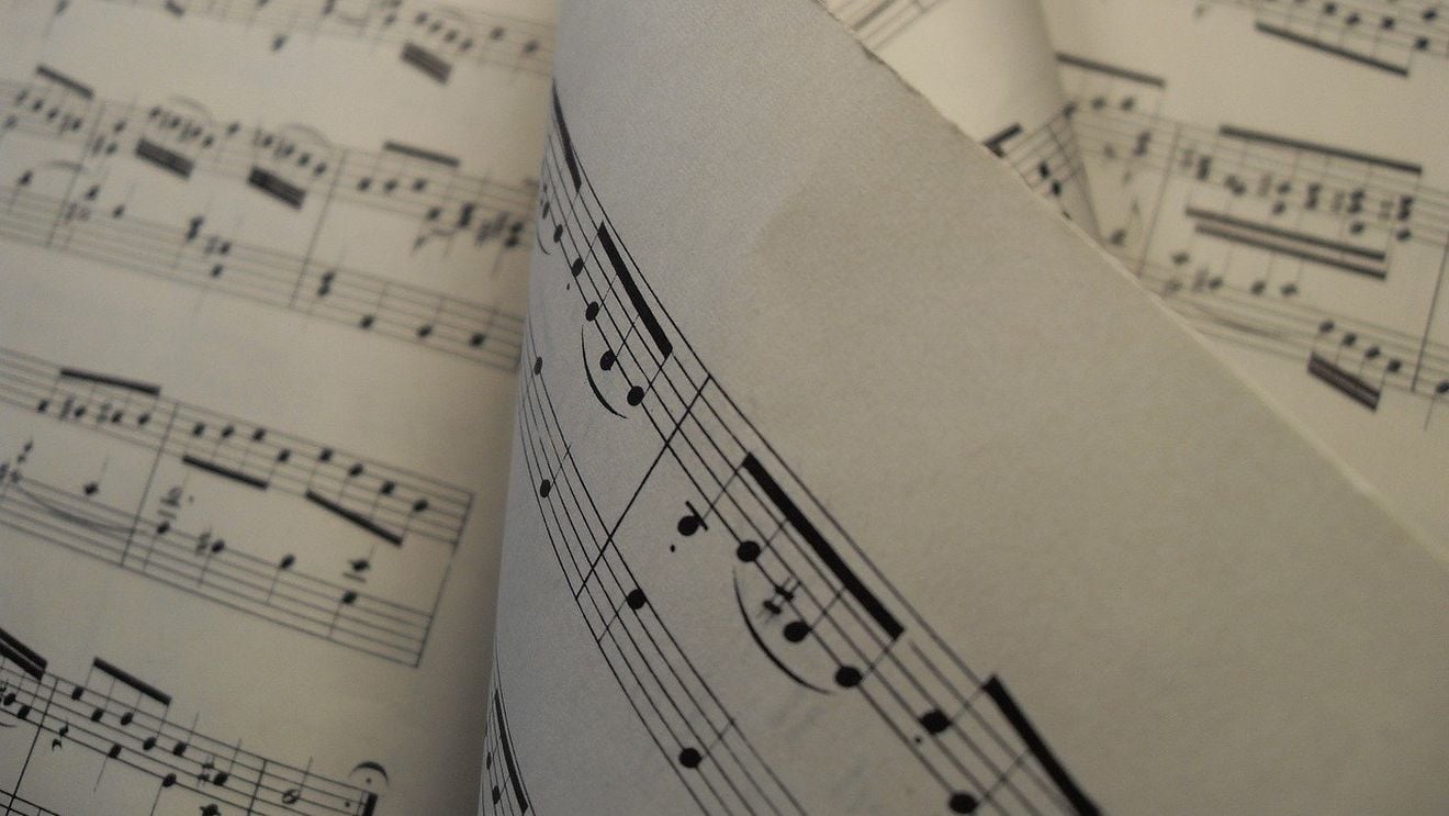 Universal Music şi Warner Music sunt pe cale să încheie contracte de licenţă cu companii AI / Deținătorii de drepturi de autor au acuzat companiile AI că utilizează materiale fără consimțământul lor - The Financial Times