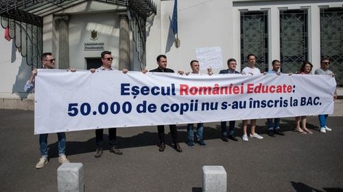 FOTO Protest USR în fața Palatului Cotroceni în ziua în care președintele Iohannis a promulgat legile educației: “Marele mut promulgă marele nimic”