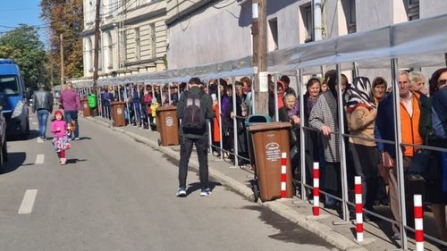 Coadă de peste un kilometru, luni dimineaţă, la moaştele Sf. Parascheva / ”Am văzut în ultimii ani că erau și cozi de 20 de ore. Dar noi am stat doar 2 ore, a fost cald, frumos...”