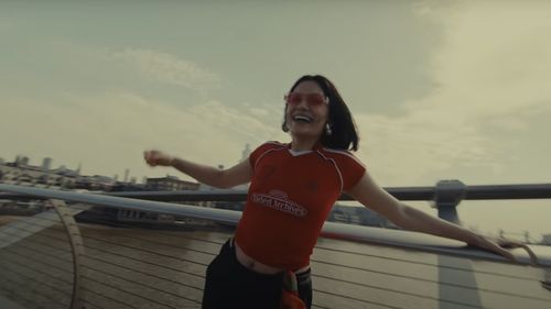 Cântăreaţa britanică Jessie J anunţă că va fi supusă unei noi intervenţii chirurgicale, după ce a fost diagnosticată cu cancer la sân