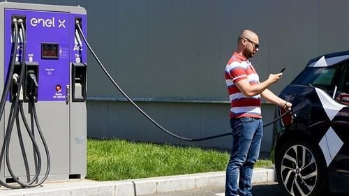 ANALIZĂ Industria auto românească și impactul automobilelor electrice. România are nevoie de o strategie pentru electromobilitate, conducere autonomă și transformare digitală