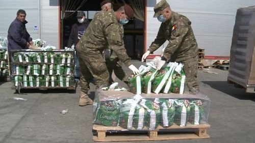 Militarii, solidari cu vârstnicii din Suceava și Argeș: ”Facem tot ce ține de noi să ajutăm oamenii.” Două mii de pachete cu produse alimentare și de igienă vor fi distribuite