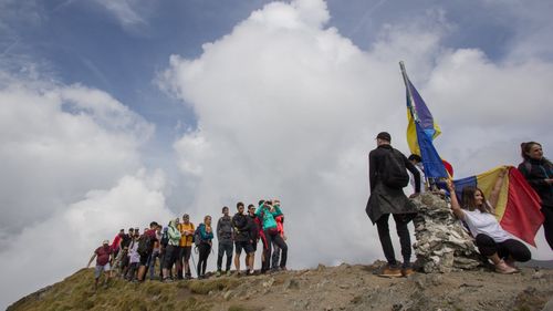 Fenomen de weekend: Coadă de turiști la poze pe vârful Moldoveanu