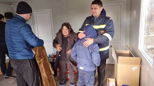 Pompierii, impresionați de un copil care și-a salvat ghiozdanul de școală din incendiul care i-a cuprins casa / Salvatorii au cumpărat electrocasnice, haine și alimente pentru o familie cu casa distrusă în incendiu