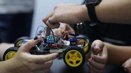 VIDEO Cum se transformă „joaca de-a roboții” din studenție, într-o profesie/ Adrian Gașpar, organizator de 13 ani la Robofest: „Toți roboții sunt o adevărată platformă de învățare”