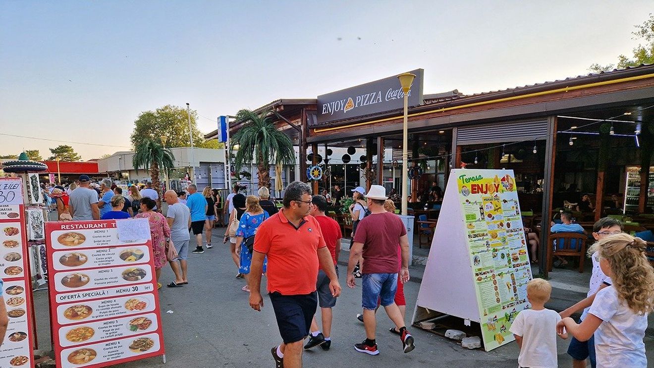 Proprietarii micilor magazine alimentare din staţiunile litoralului au protestat vineri faţă de acțiunile Protecţiei Consumatorilor