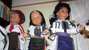 O familie din Sibiu are o colecţie de 300 de păpuşi îmbrăcate în costumele tradiţionale provenite din zeci de sate