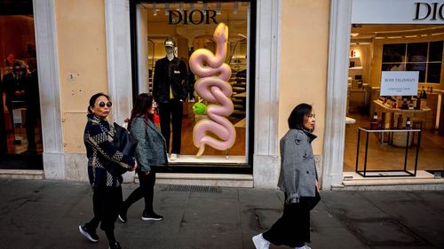 China, epicentrul declinului pieței de lux în 2024: Marile branduri își ajustează strategiile / Cum vor să revină brandurile de lux precum Chanel, Balenciaga sau Burberry după un declin de 18%-20% în 2024