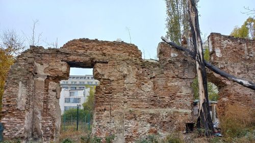 O boltă din cărămidă ridicată pe vremea fanarioților stă să se prăbușească în plin centrul Bucureștiului