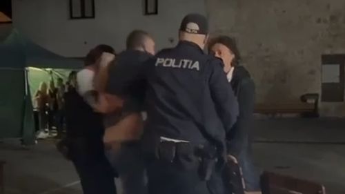 VIDEO Președintele UDMR municipiul Braşov, încătuşat de poliţişti  / Ar fi făcut scandal în incinta unui liceu din Braşov, în timpul Zilelor Culturii Maghiare/ Motivul conflictului, muzica dată prea tare