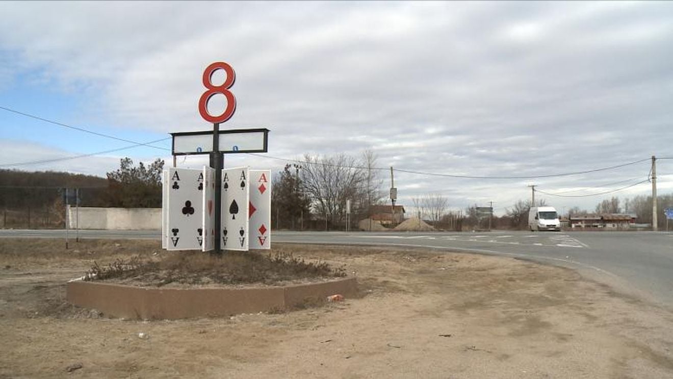 Doza zilnică de râs: La intrarea în comuna olteană Optași au apărut opt ași. În satul cu numele Paris a fost montat un mic turn Eiffel