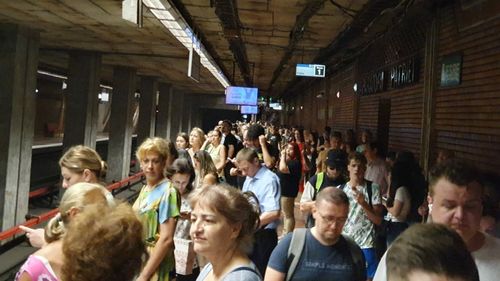 UPDATE Aglomerație la metrou pe magistrala 2/ Circulația între stațiile Dimitrie Leonida și Berceni este întreruptă luni dimineață, din cauza unui tren defect/ Circulația a fost reluată în condiții normale