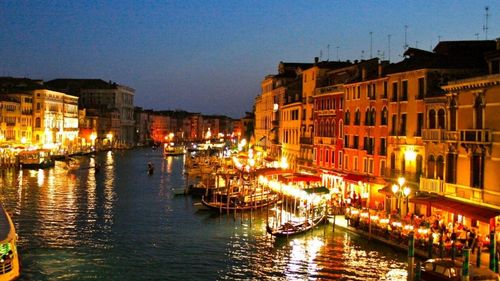 VIDEO Destinații de top din Europa încearcă să combată „turismul excesiv”: taxe suplimentare în Veneția, limitare a vizitatorilor la Muzeul Luvru/ În România, taxele turistice sunt utilizate pentru promovarea destinațiilor