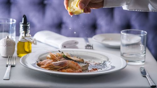 Organizaţia Patronală a Hotelurilor şi Restaurantelor din România condamnă orice formă de discriminare şi violenţă: „Unu din şase angajaţi din HoReCa este străin. Ei muncesc, plătesc aceleaşi taxe şi fac ca ospitalitatea românească să existe zi de zi”