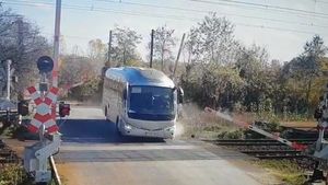 VIDEO UPDATE Șoferul teribilist care a spulberat bariera de la o trecere de cale ferată cu autocarul a fost amendat de poliție