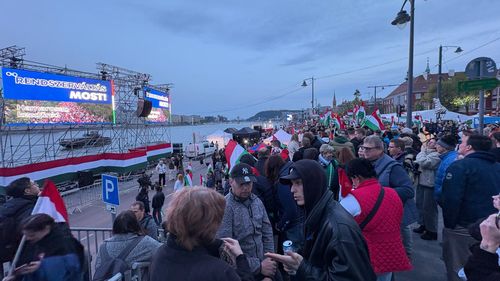 GALERIE FOTO  Budapesta petrece după înfrângerea lui Orban. Presa: „a fost un masacru electoral”