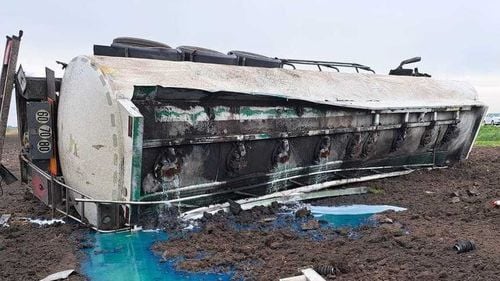 Trafic rutier oprit complet pe DN 2 Bacău-Roman, după ce o cisternă cu motorină s-a răsturnat / În zonă este pericol de explozie / Şoferul primeşte îngrijiri de la echipajul SMURD