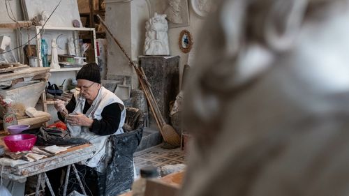 FOTOREPORTAJ Povestea unei pasiuni. Lucrează în ipsos de la 20 de ani. În prezent are 87 și merge aproape în fiecare zi în atelierul ei de pe Calea Griviței 35