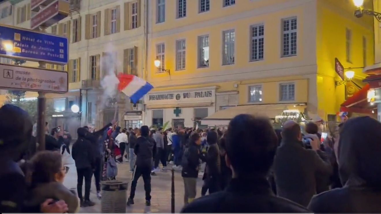VIDEO Poliţia recurge la gaze lacrimogene la Nisa, pentru a-i dispersa pe suporteri/ Petarde aruncate la Paris în Piaţa Bastilia