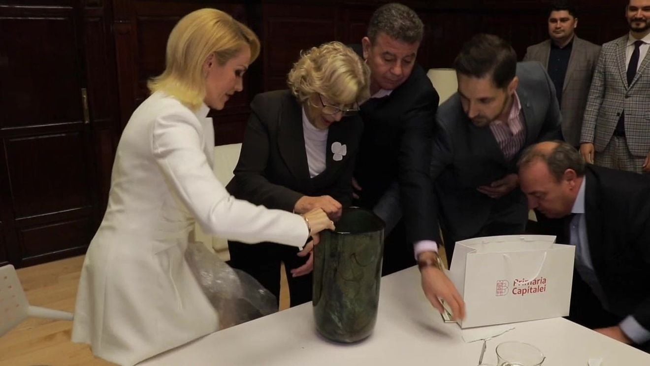 VIDEO ”Greu de despachetat”: Firea i-a oferit primăriței Madridului un cadou pe care s-au chinuit să-l scoată din cutie cinci oameni