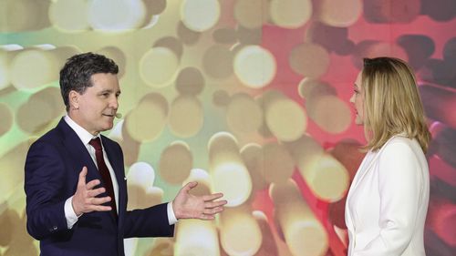 Elena Lasconi: România a ales Europa şi trebuie să rămână pe acest drum / Ce spun internauţii: E timpul să lăsăm miştourile şi orgoliile şi să ne unim, că nu e timp suficient! Nu mai băgaţi băţul prin gard, greşeli au fost făcute în ambele tabere